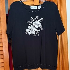 Alfred Dunner midweight top. Medium size. Black and White. Never worn